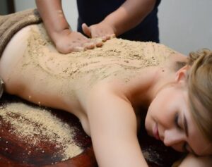 Comment se déroule un massage Udvartana ?