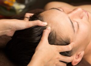 Massage capillaire ayurvédique : pour des cheveux en bonne santé