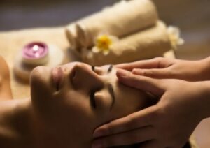 Les bienfaits du massage facial ayurvédique