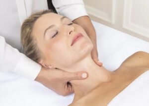 Massage lymphatique du visage : quels bienfaits ?
